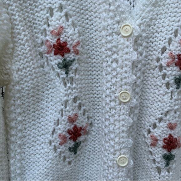 Vintage cream button down cardigan with diamond pattern and embroidered flowers - Picture 6 of 8